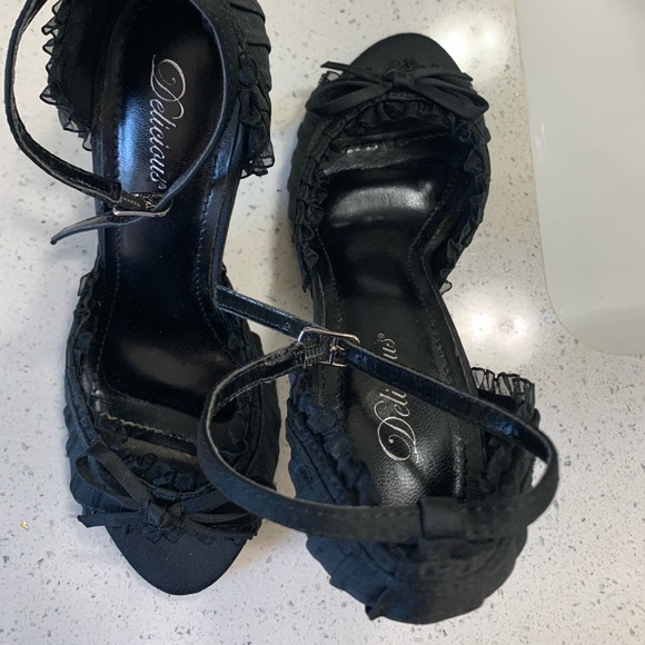 Black satin heels - Picture 2 of 4